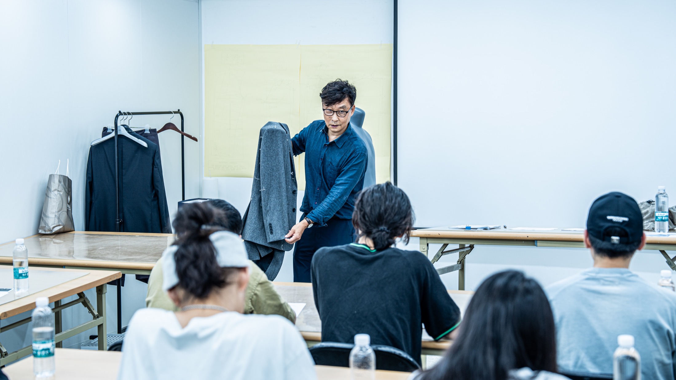 전상록 수석 모델리스트가 수강생들에게 자켓을 설명하는 수업 현장