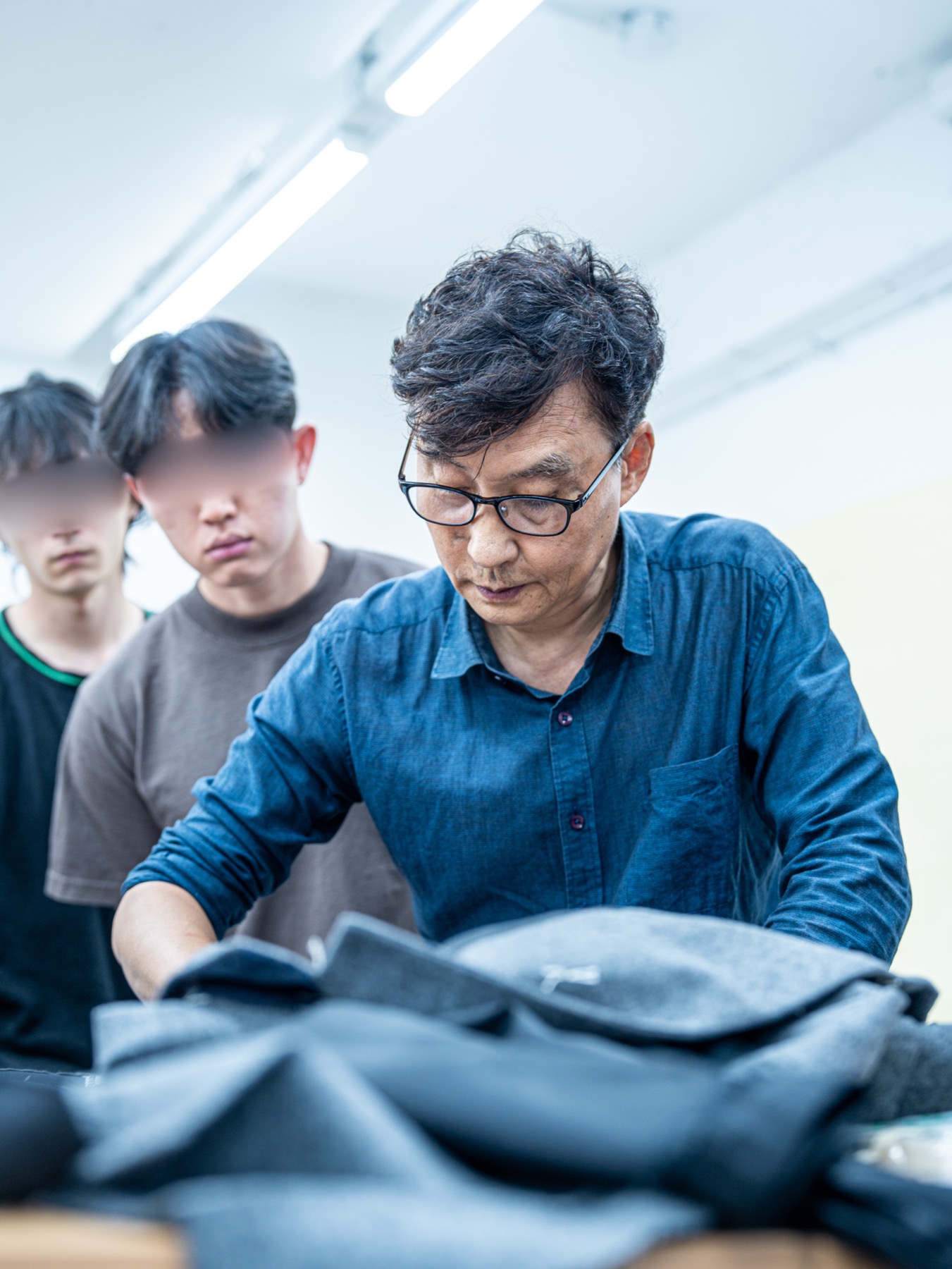 남성복 패턴과 봉제 디테일을 점검하는 수업 장면